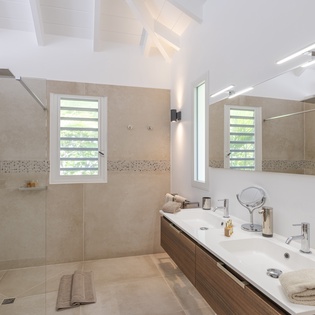 guest-bathroom-1-only-view-track1