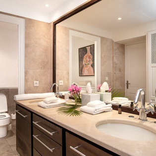 bathroom-3-la-hacienda-track9