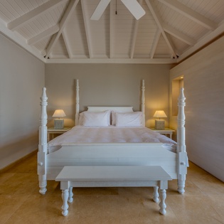 bedroom-2-casa-cervo-track1