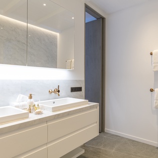 guest-bathroom2-roxane-track1