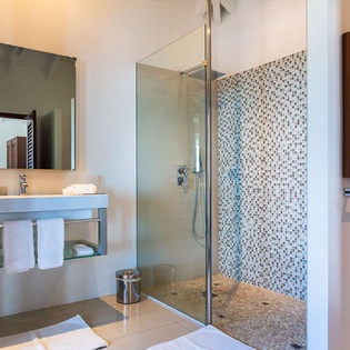 Bathroom at WV MER, Gouverneur, St. Barthelemy