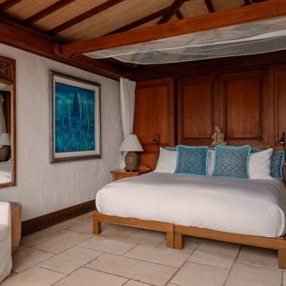 livingroom-9(1)-great-house-track11