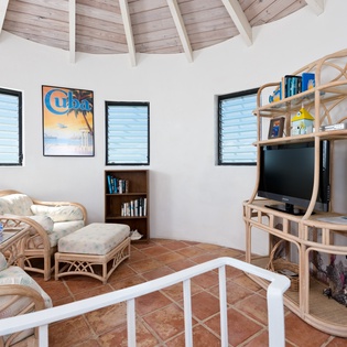 living-room-oceanside-tower-track1