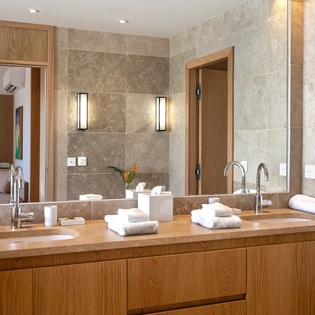 bathroom-4-la-hacienda-track8