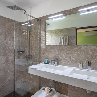 bathroom-2-dream-in-blue-track1