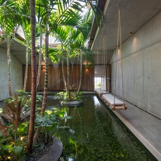 mudroom-entryway-manoir-voltaire-track1