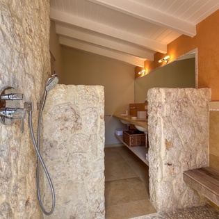 bedroom-3-casa-cervo-track3