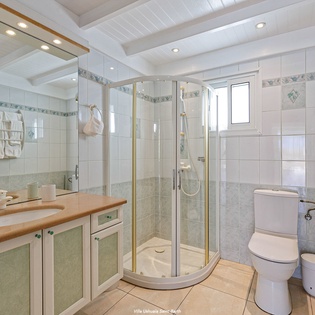 guest-bathroom-2-ushuaia-track1