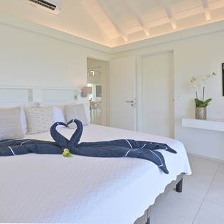 bedroom-1-villa-marris-track3