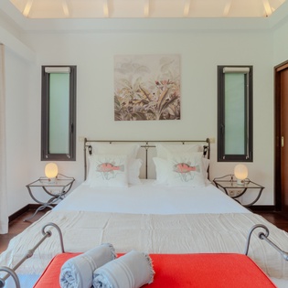 guest-bedroom-2-la-maison-rouge-track2