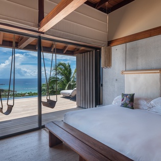 bedroom-3-manoir-voltaire-track1