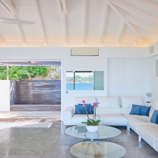 Relax in your bright living space with vaulted ceilings and stunning sea views through floor-to-ceiling windows.
