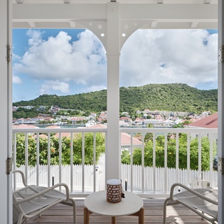 exterior-1-avee-track4