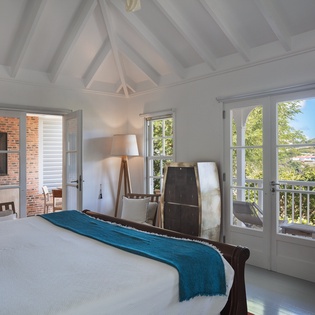 bungalow-guest-bedroom-3-gustavia-view-track1