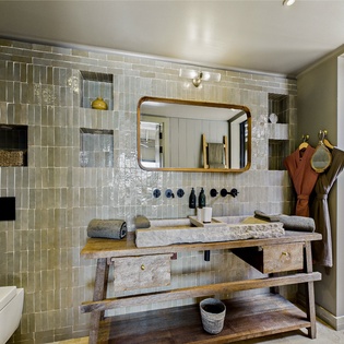 bathroom-3-clyde-track1