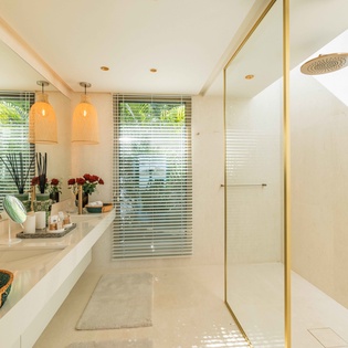 primary-bathroom-quartz-track1