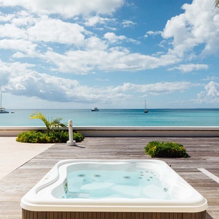 9-PetitePlage4-HotTub