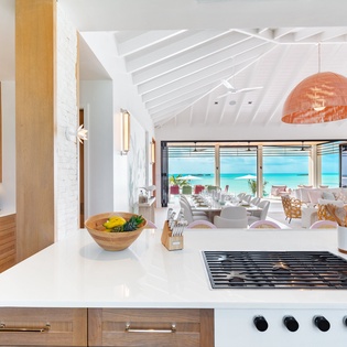 livingroom-3-villa-bristol-breeze-track3