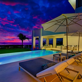night-view-the-beach-house-track2