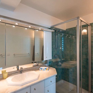 Bathroom at WV MOU, Lurin, St. Barthelemy