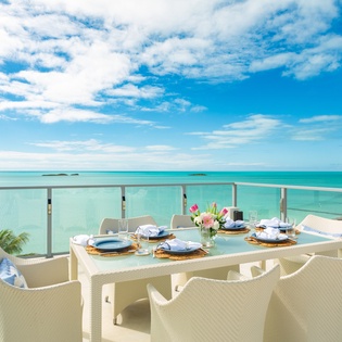 exterior-villa-bristol-breeze-track17