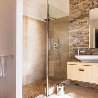 Bathroom at WV MER, Gouverneur, St. Barthelemy