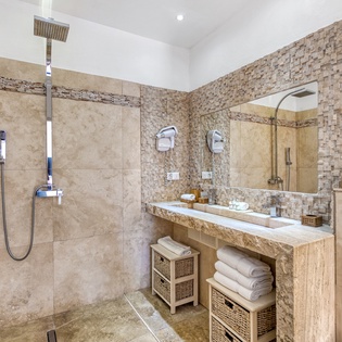 bathroom2-la-nina-track1