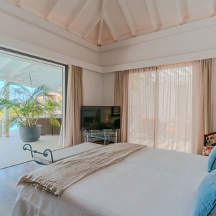 primary-bedroom-la-maison-rouge-track1