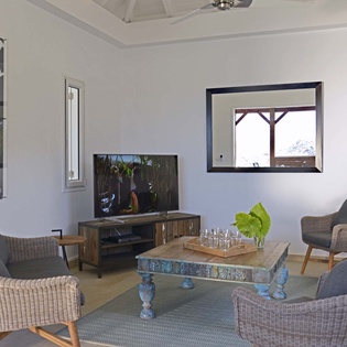 22-TV ROOM LB ©LEROI