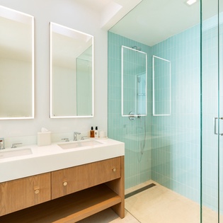 bathroom-2-villa-bristol-breeze-track1