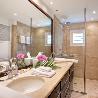 bathroom-3-la-hacienda-track8