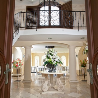 living-room-chateau-des-palmiers-track1