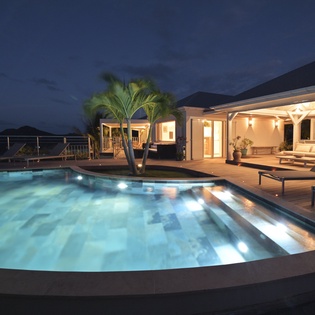 exterior-nightly-villa-marris-track3