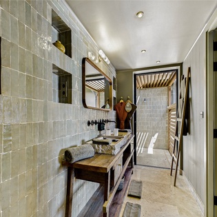 bathroom-3-clyde-track2