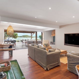 living-room-baltazar-track2