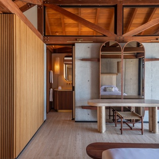 bedroom-1-manoir-voltaire-track3