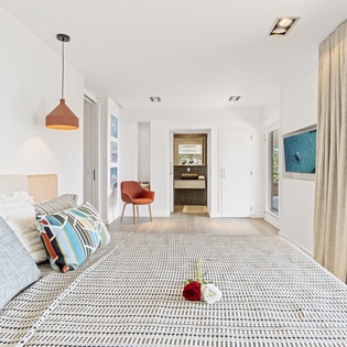 bedroom-5-le-rocher-track2