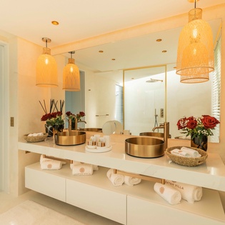 guest-bathroom1-quartz-track1