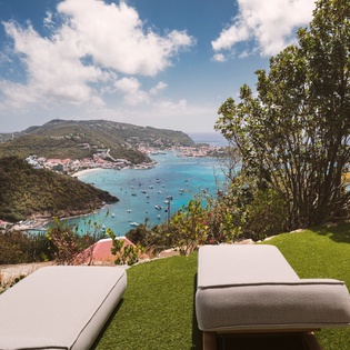 Stunning Caribbean coastline and turquoise waters create the perfect backdrop for this elevated hilltop location.