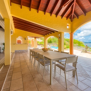 outdoor-dining-terre-azure-track1
