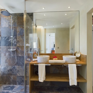guest-bathroom2-arrow-marine-track1