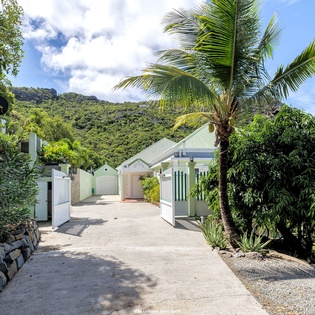 mudroom-entryway-ushuaia-track1