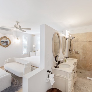 bedroom-2-pearl-east-at-the-pearls-track2