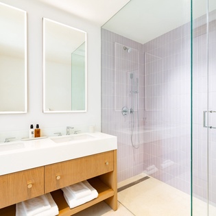 bathroom-3-villa-bristol-breeze-track2