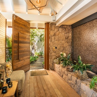 mudroom-entryway-lazuli-track1