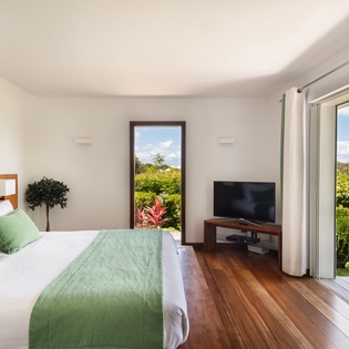 Guest Bedroom 3-Kyr-Track-1