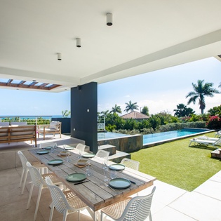 outdoor-dining-oceans-one-track2