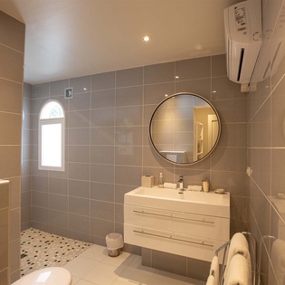 28-Beauvoir-Bathroom3
