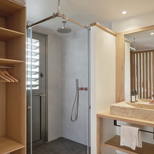 bathroom-1-avee-track1