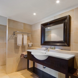 guest-house-bathroom-1-lagon-estate-track1